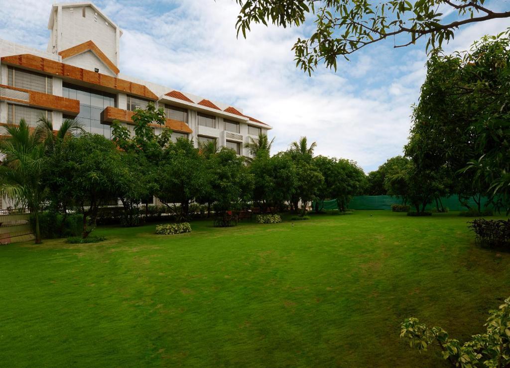 Сазан: Sarovar Portico Sasangir