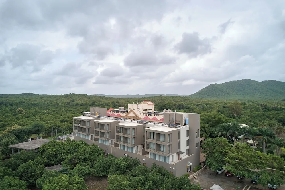 Сазан: Sarovar Portico Sasangir