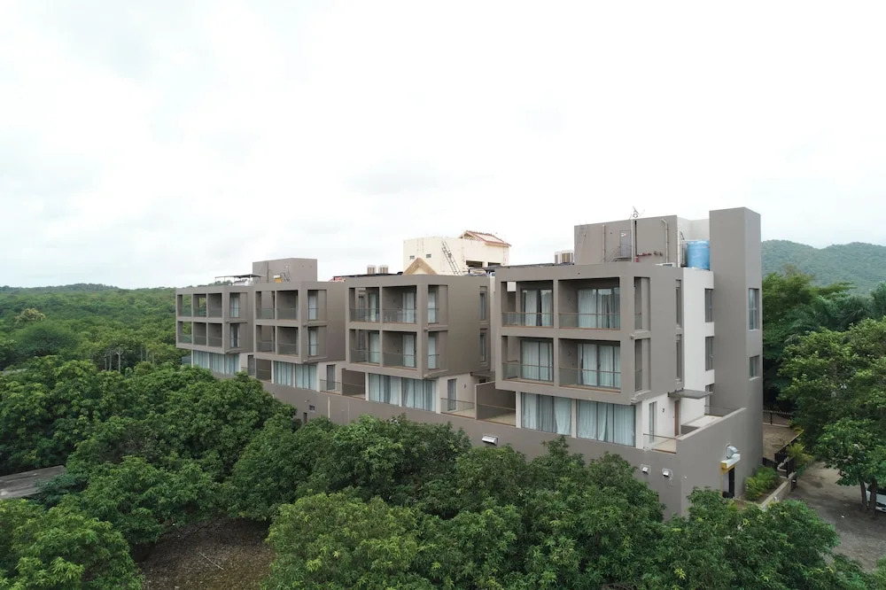 Сазан: Sarovar Portico Sasangir