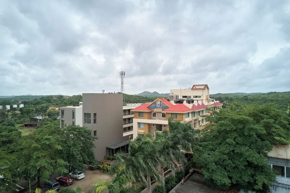Сазан: Sarovar Portico Sasangir