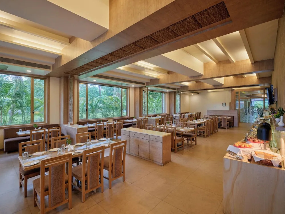 Сазан: Sarovar Portico Sasangir