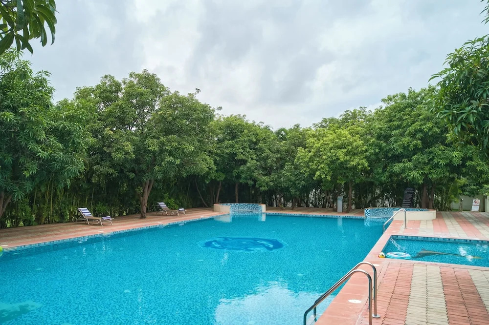 Сазан: Sarovar Portico Sasangir