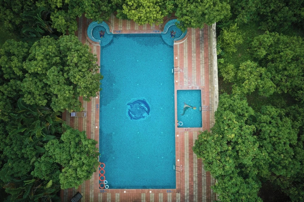 Сазан: Sarovar Portico Sasangir