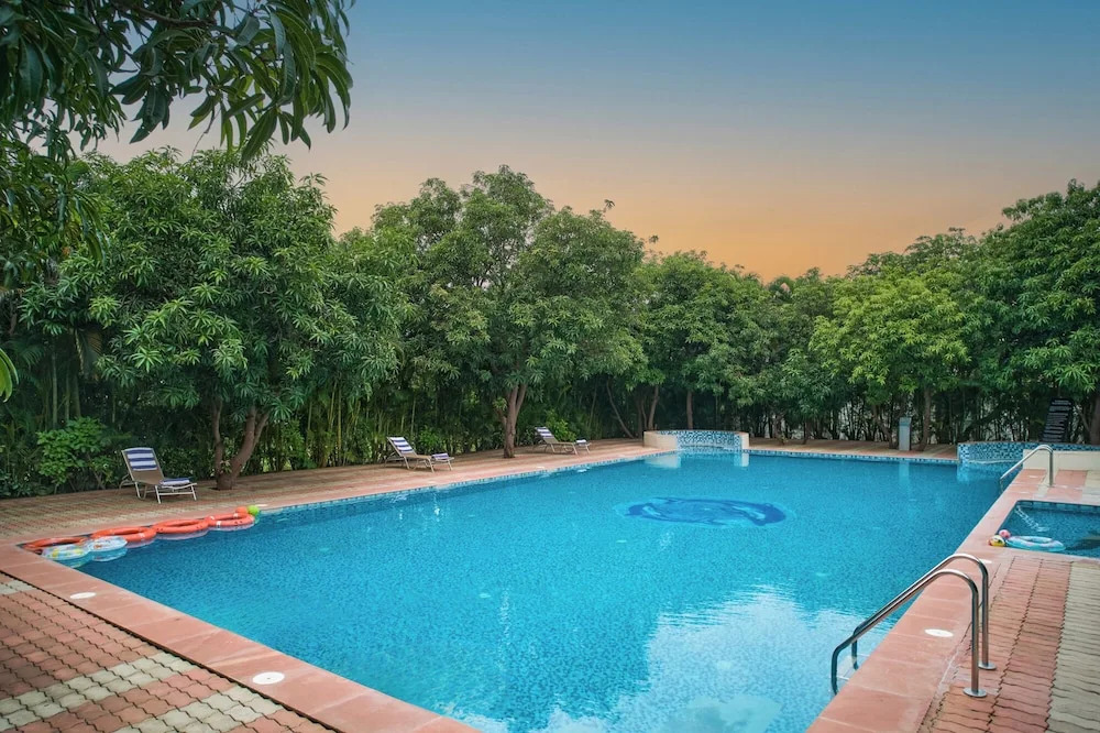 Сазан: Sarovar Portico Sasangir