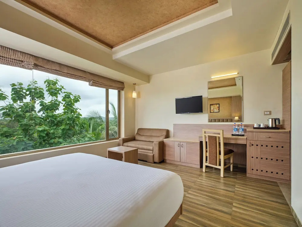 Сазан: Sarovar Portico Sasangir