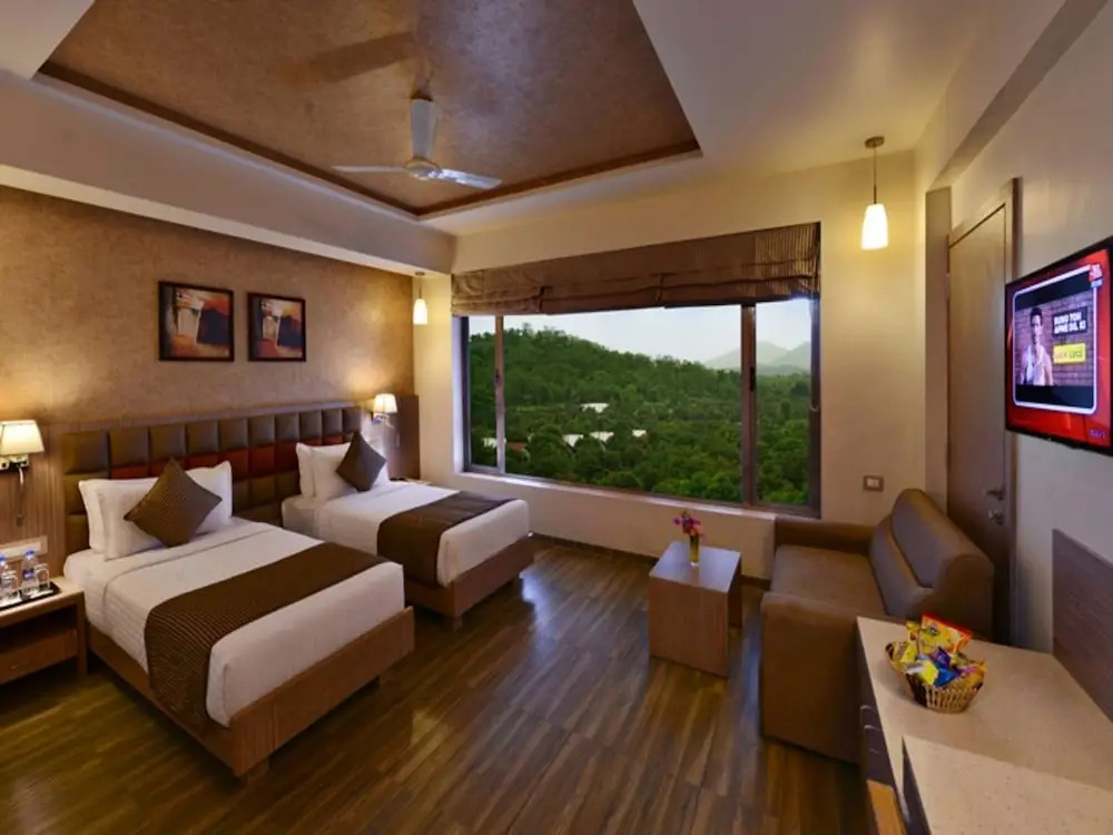 Сазан: Sarovar Portico Sasangir