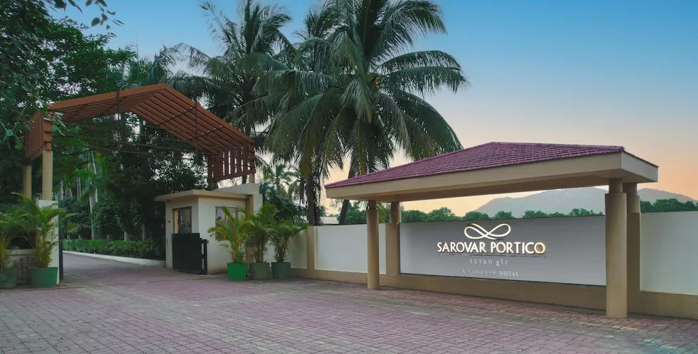 Сазан: Sarovar Portico Sasangir
