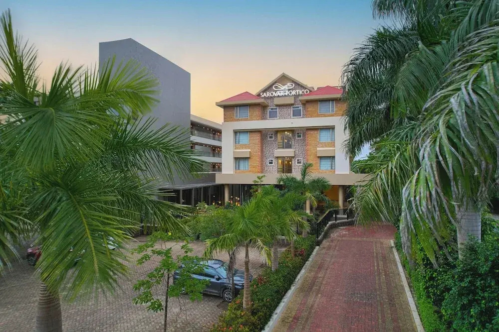 Сазан: Sarovar Portico Sasangir