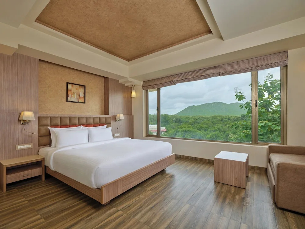 Сазан: Sarovar Portico Sasangir