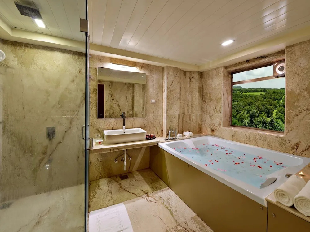 Сазан: Sarovar Portico Sasangir