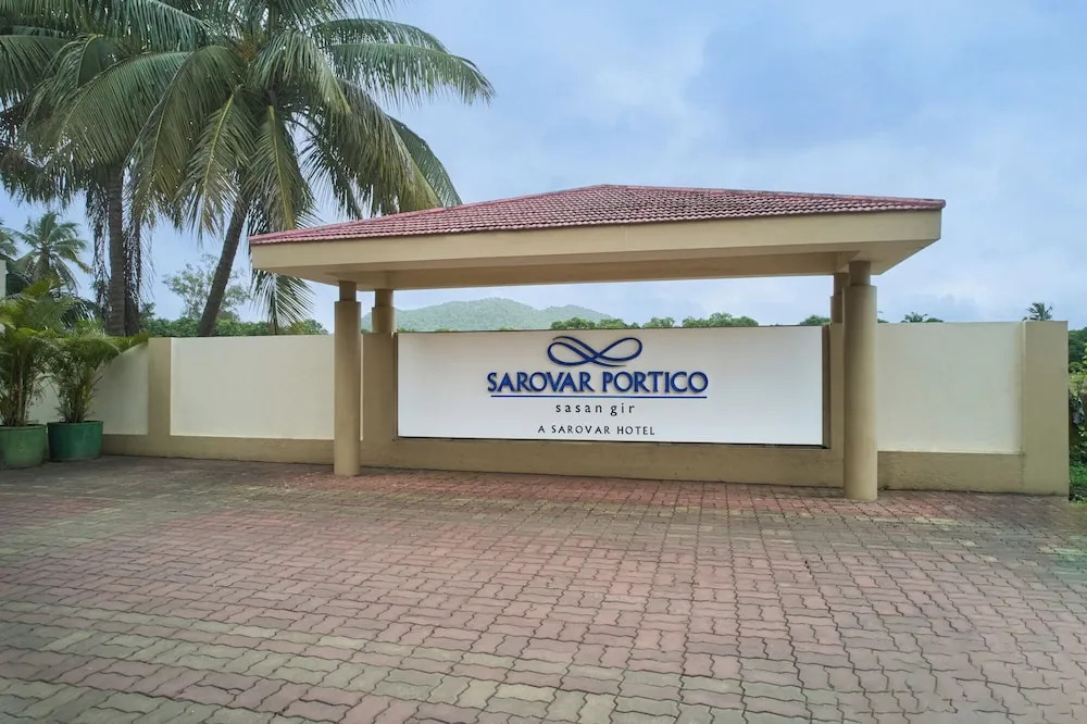 Сазан: Sarovar Portico Sasangir