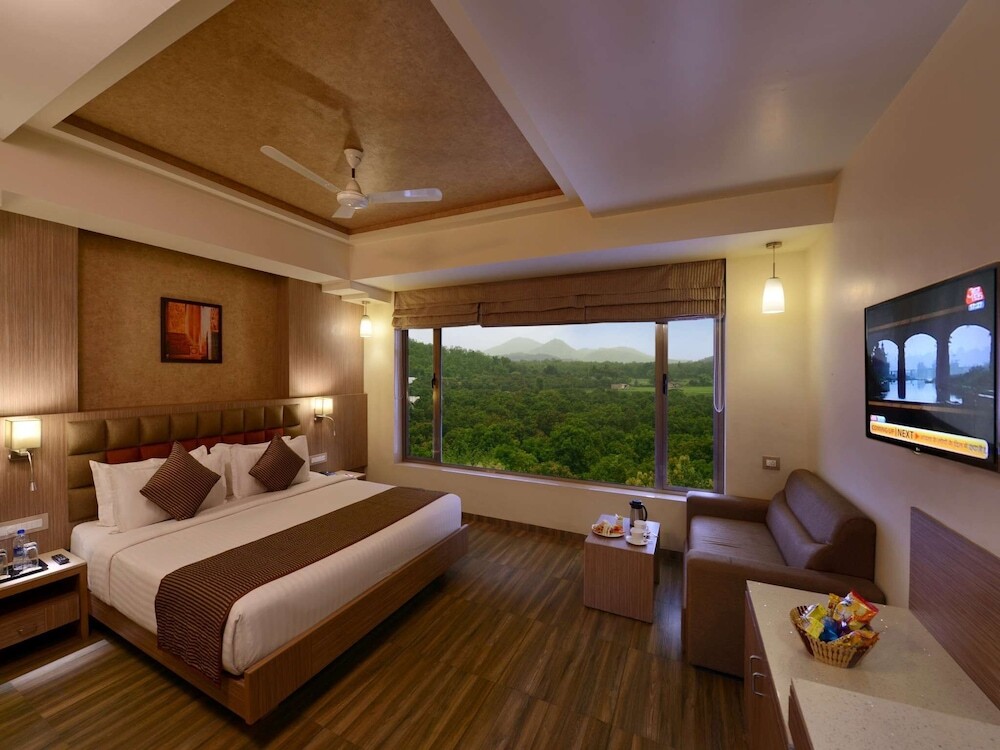 Сазан: Sarovar Portico Sasangir