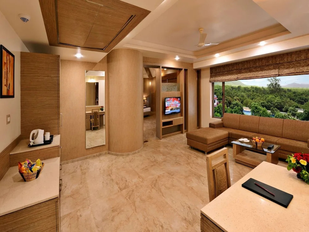 Сазан: Sarovar Portico Sasangir