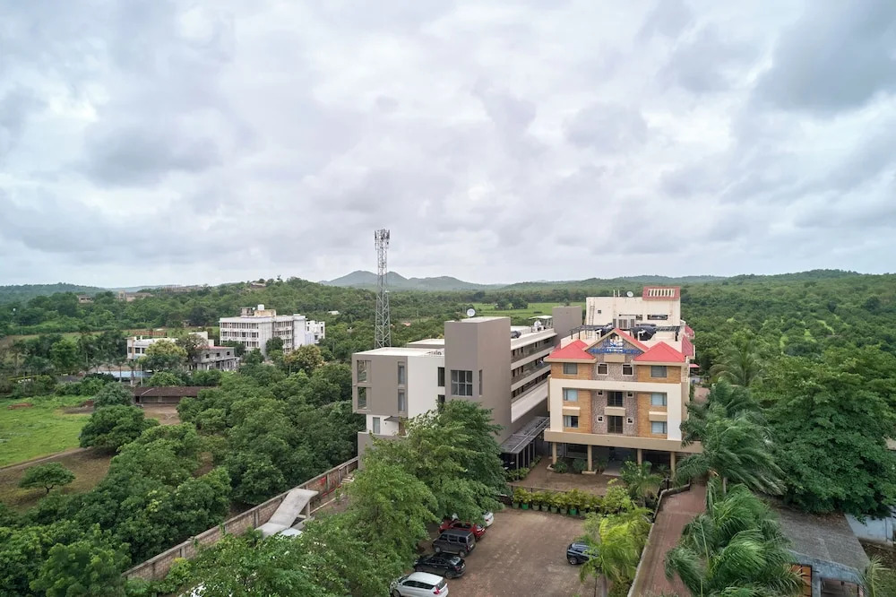 Сазан: Sarovar Portico Sasangir