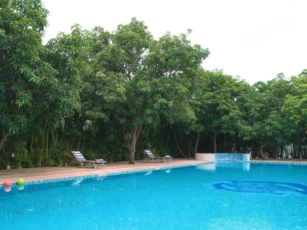 Сазан: Sarovar Portico Sasangir