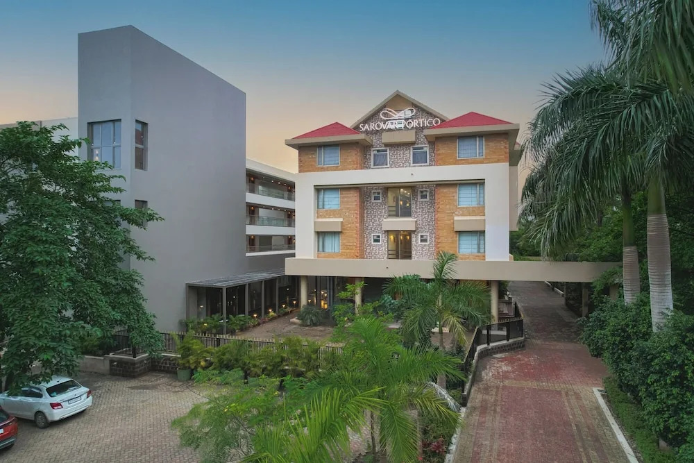 Сазан: Sarovar Portico Sasangir