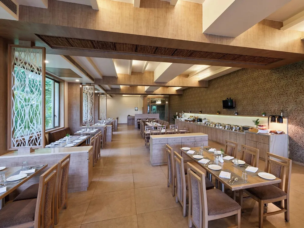 Сазан: Sarovar Portico Sasangir