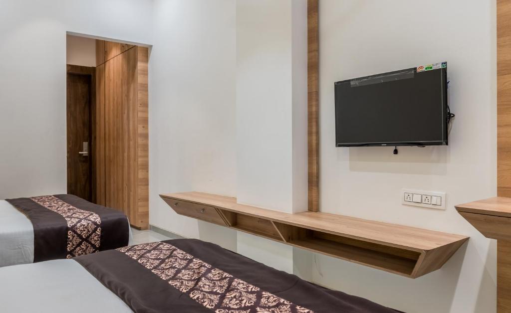 Сурат: Meridian hotel Banquets and Rooms