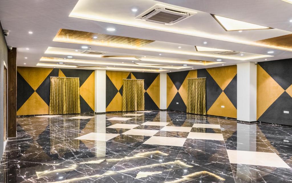 Сурат: Meridian hotel Banquets and Rooms