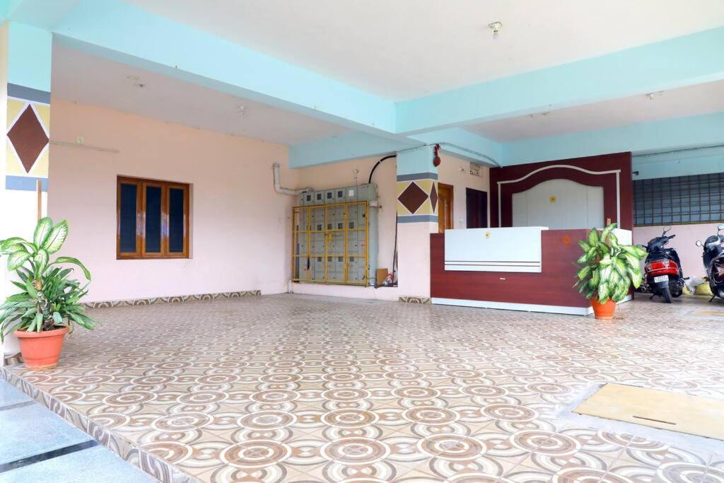 Тирупати: Sls Home Stay