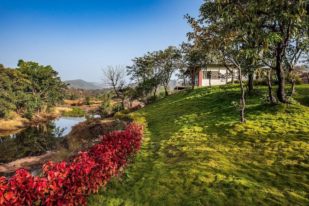 Лаваса: The Lazy River Cottage by cosmicstays