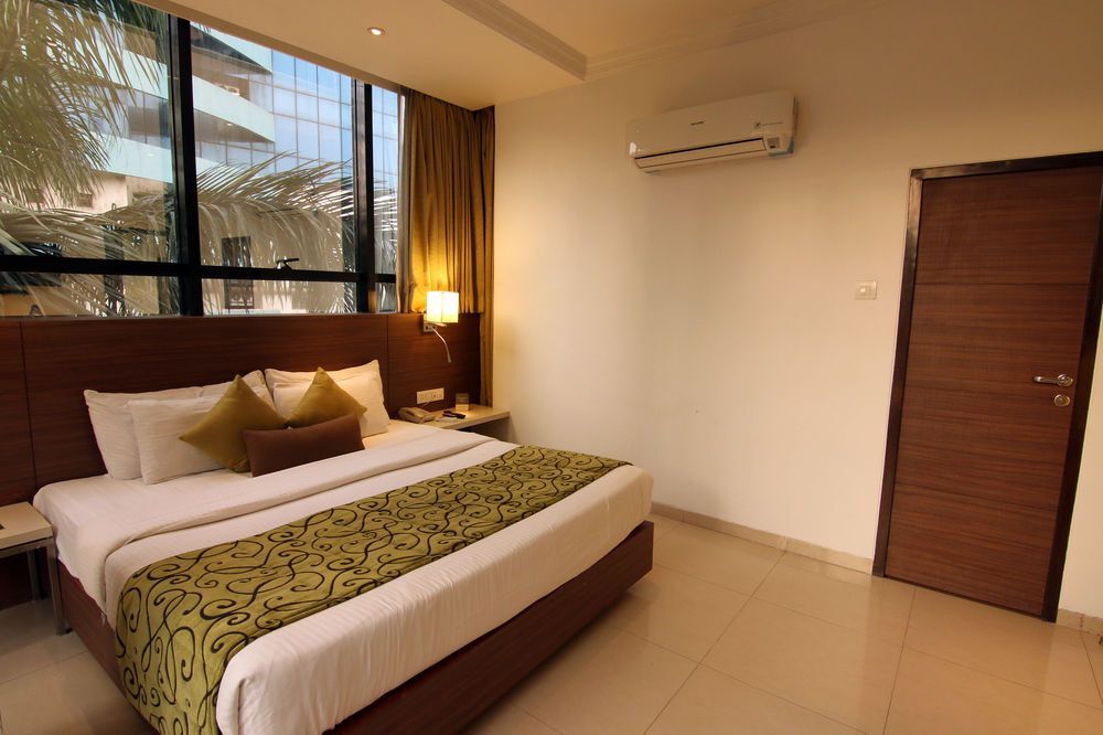 Мумбаи: OYO Premium Andheri East Seepz