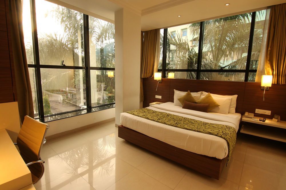 Мумбаи: OYO Premium Andheri East Seepz