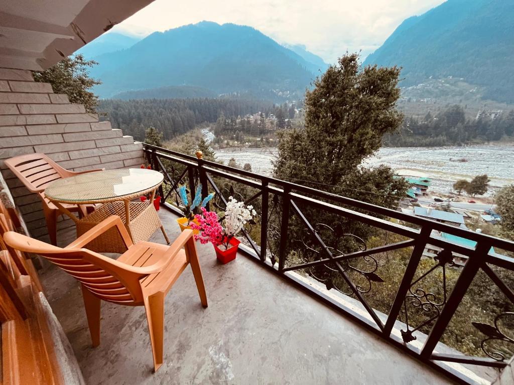 Манали: Snow Clad Resort, A True Riverview Resort Manali