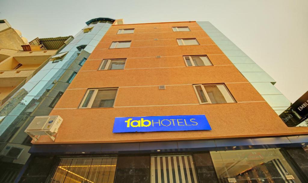 Нью-Дели: FabHotel Emblem Suites