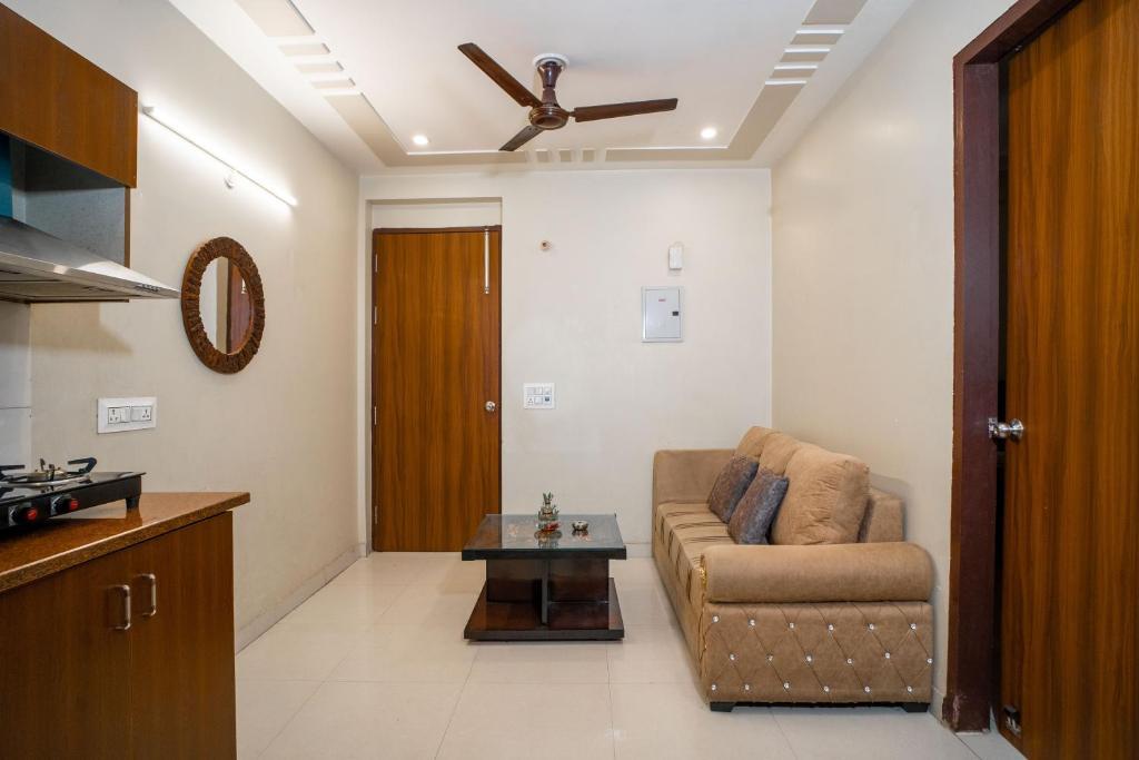 Гуруграм: The Lodgers 2 BHK Serviced Apartment infront of Artemis Hospital Gurgaon