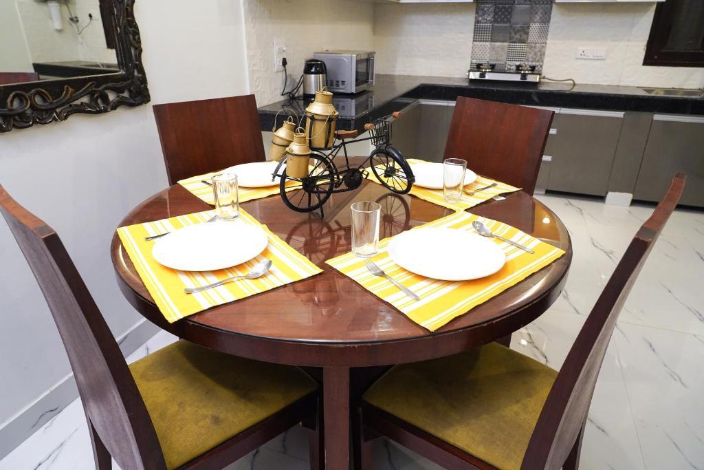 Гуруграм: Lime Tree 2 Bhk serviced Apartment Near Fortis Gurgaon