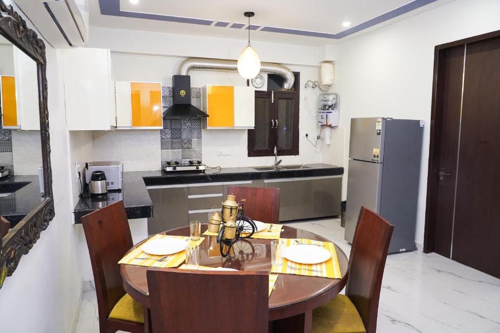 Гуруграм: Lime Tree 2 Bhk serviced Apartment Near Fortis Gurgaon