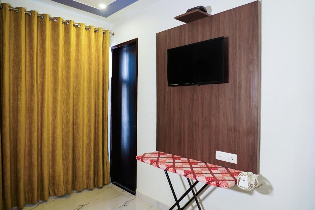 Гуруграм: Lime Tree 2 Bhk serviced Apartment Near Fortis Gurgaon