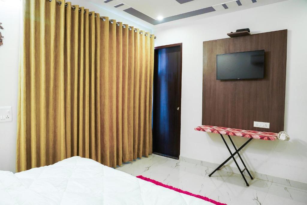 Гуруграм: Lime Tree 2 Bhk serviced Apartment Near Fortis Gurgaon