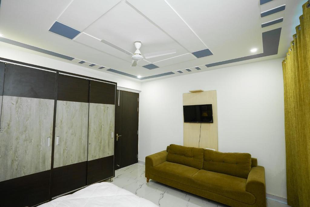 Гуруграм: Lime Tree 2 Bhk serviced Apartment Near Fortis Gurgaon