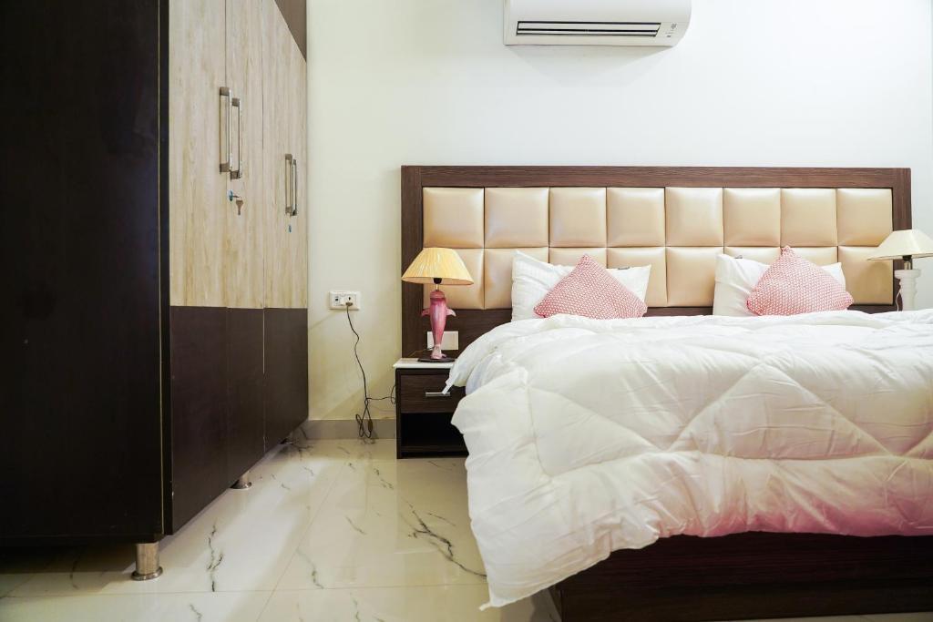 Гуруграм: Lime Tree 2 Bhk serviced Apartment Near Fortis Gurgaon