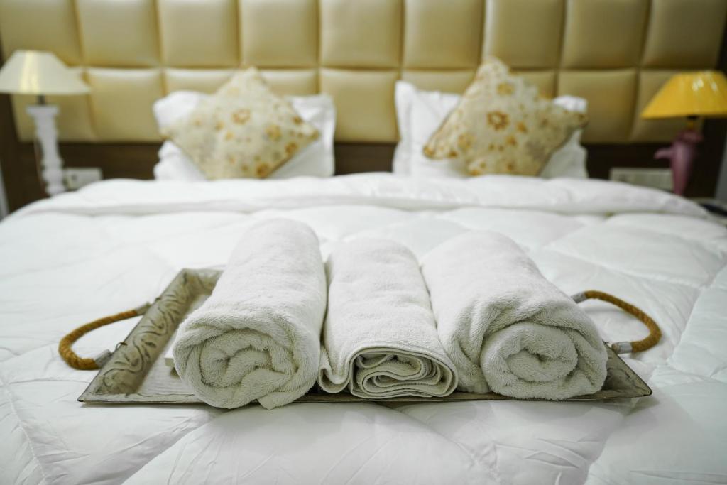 Гуруграм: Lime Tree 2 Bhk serviced Apartment Near Fortis Gurgaon