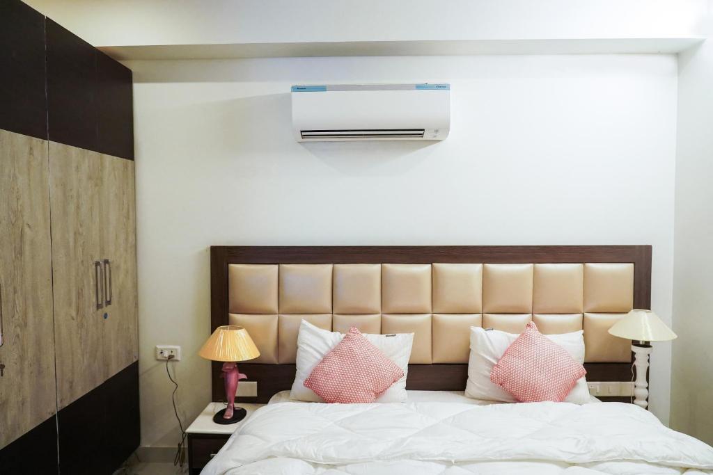 Гуруграм: Lime Tree 2 Bhk serviced Apartment Near Fortis Gurgaon