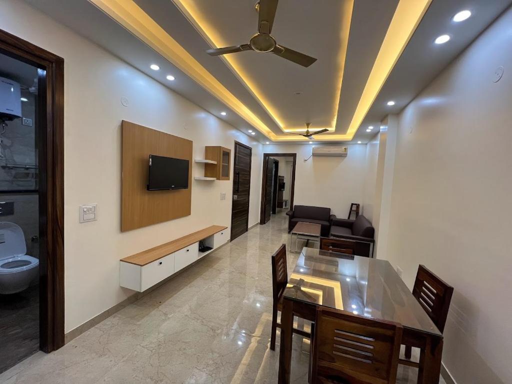 Гуруграм: Lime Tree Two Bhk Service Apartment Golf Course Road Gurgaon
