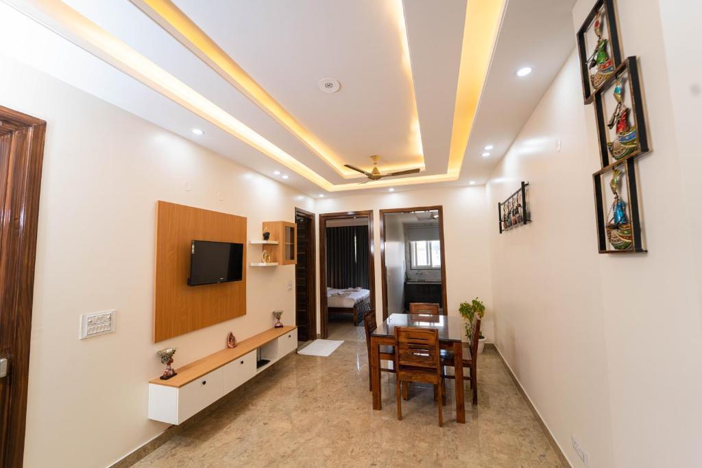 Гуруграм: Lime Tree Two Bhk Service Apartment Golf Course Road Gurgaon