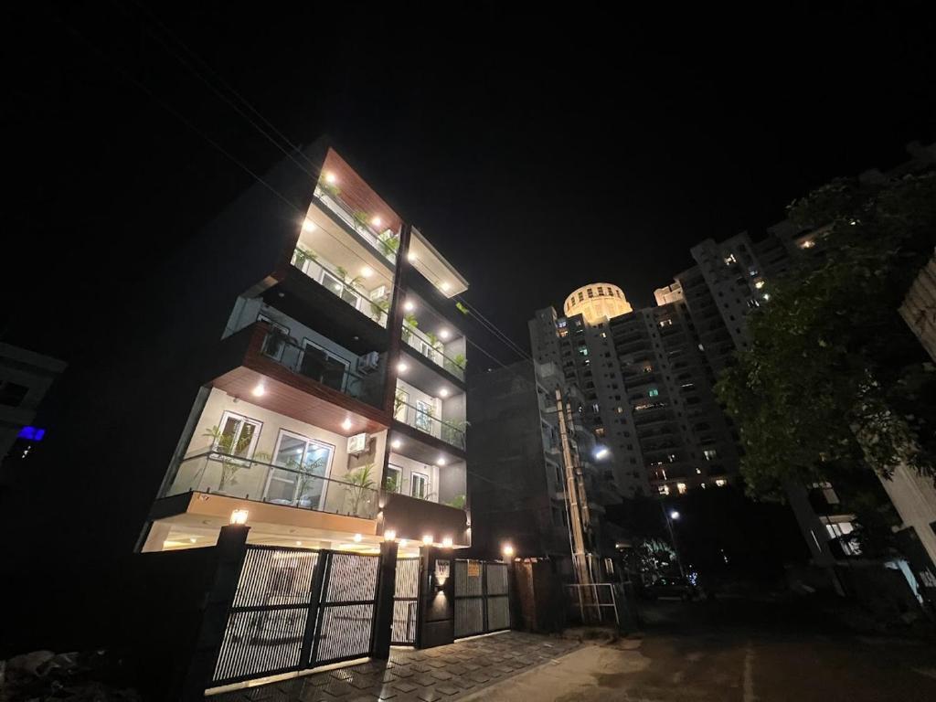 Гуруграм: Lime Tree Two Bhk Service Apartment Golf Course Road Gurgaon