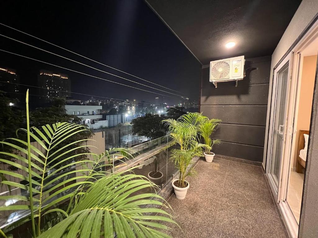 Гуруграм: Lime Tree Two Bhk Service Apartment Golf Course Road Gurgaon