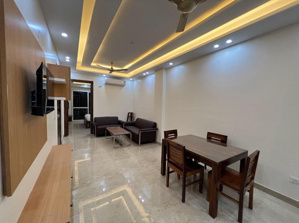 Гуруграм: Lime Tree Two Bhk Service Apartment Golf Course Road Gurgaon