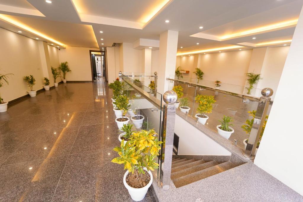Гуруграм: Lime Tree Two Bhk Service Apartment Golf Course Road Gurgaon