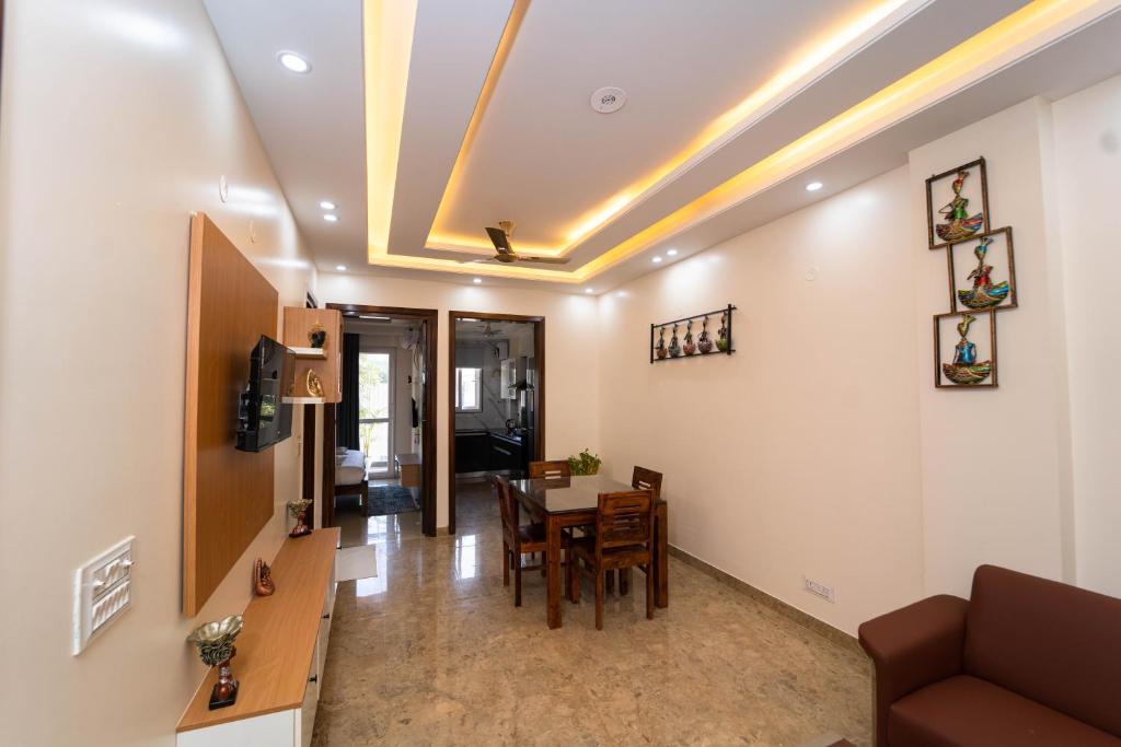 Гуруграм: Lime Tree Two Bhk Service Apartment Golf Course Road Gurgaon