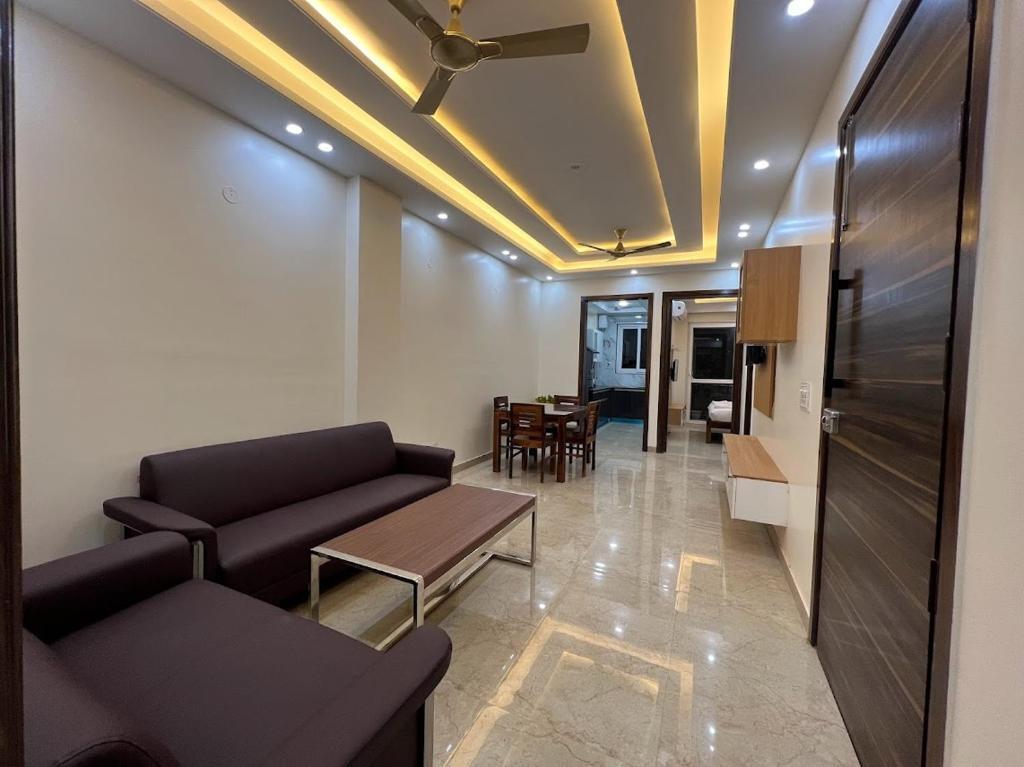 Гуруграм: Lime Tree Two Bhk Service Apartment Golf Course Road Gurgaon
