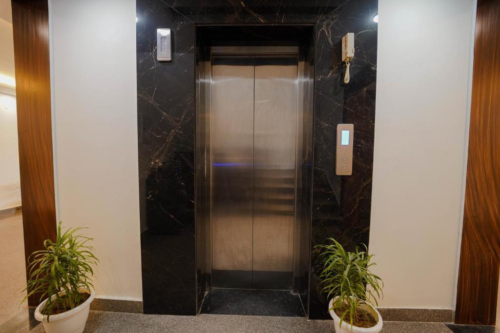Гуруграм: Lime Tree Two Bhk Service Apartment Golf Course Road Gurgaon