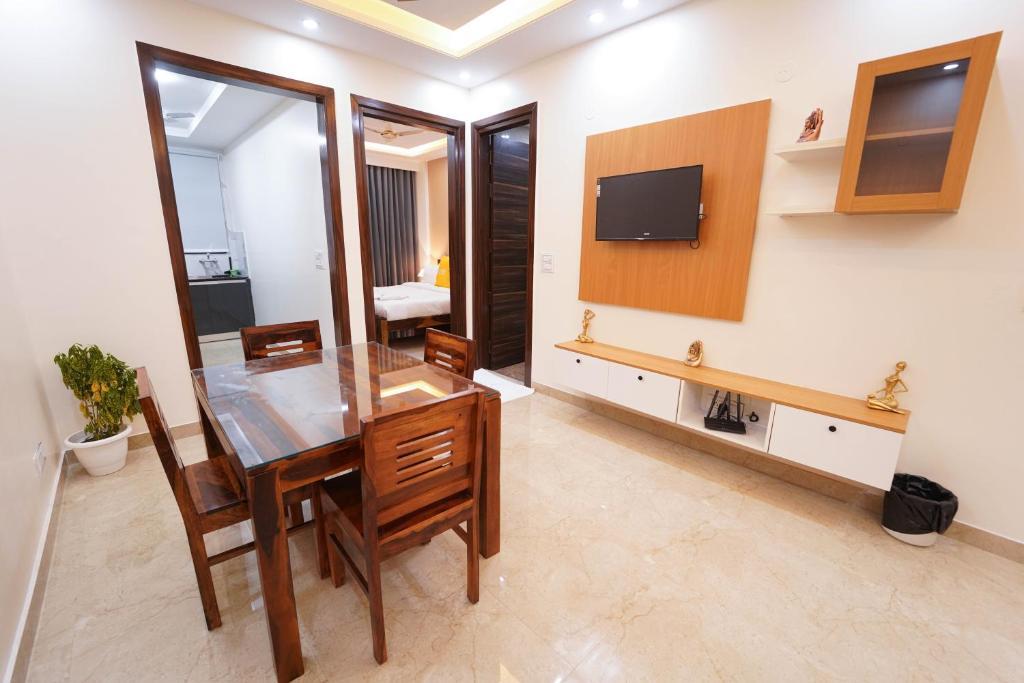 Гуруграм: Lime Tree Two Bhk Service Apartment Golf Course Road Gurgaon