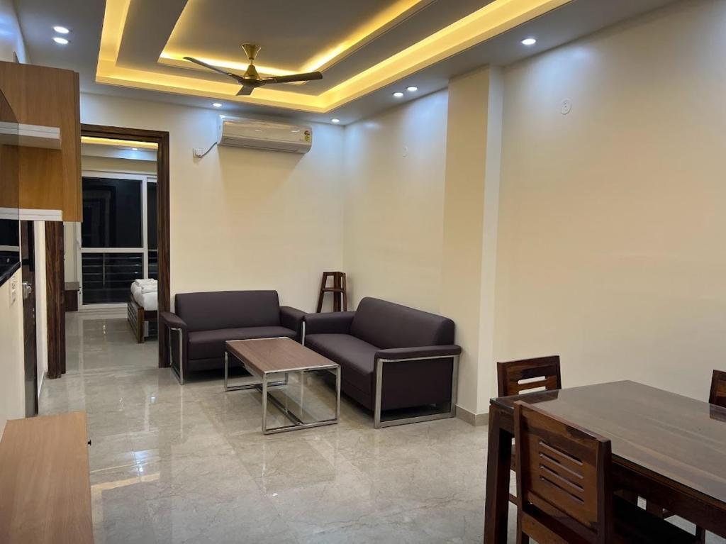 Гуруграм: Lime Tree Two Bhk Service Apartment Golf Course Road Gurgaon