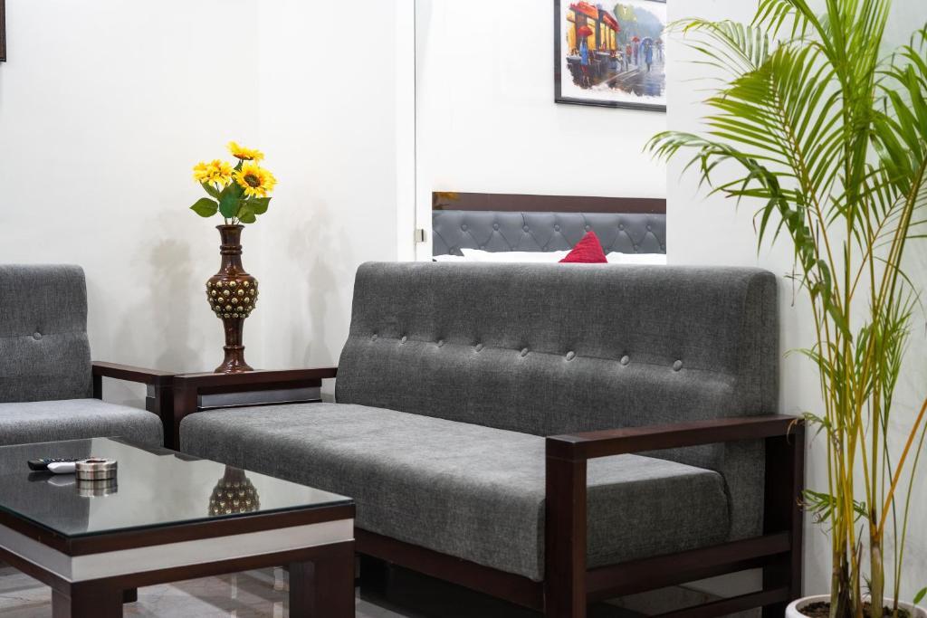 Гуруграм: The Lodgers 1 BHK Serviced Apartment Golf Course Road Gurgaon